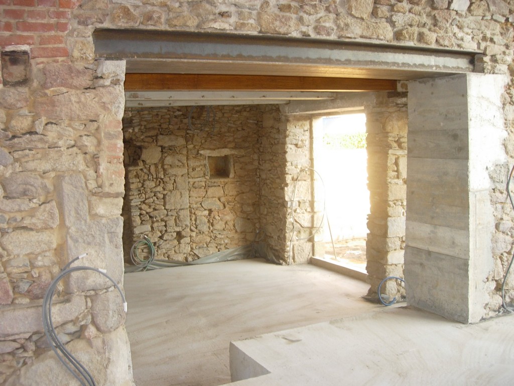 Ouverture de mur en pierre, en béton à Saint-Gorgon